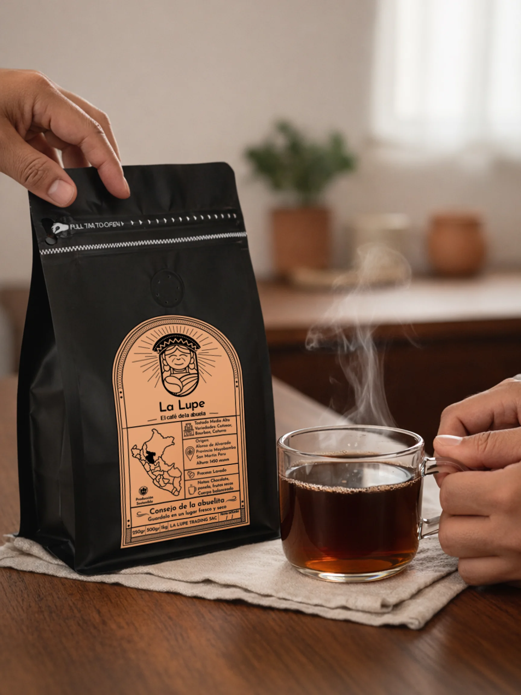 Bolsa de café La Lupe con válvula, sobre una mesa